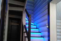 Деревянная лестница с подсветкой 